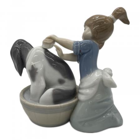 LLADRO (リヤドロ) フィギュリン 「きれいにしましょうね