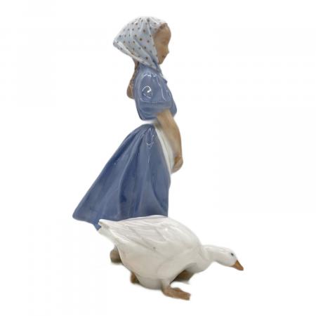 ロイヤルコペンハーゲン 少女 アヒル フィギュリン ロイヤルコペンハーゲン フィギュリン 「アヒルと少女」 | 北欧