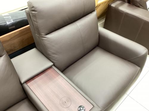 2人掛け電動リクライニングソファー　センターユニット付　ブラウン