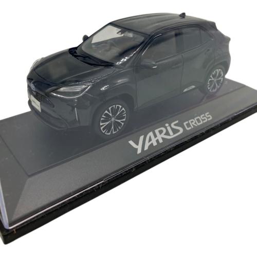 トヨタ ヤリスクロス カラーサンプル ミニカー 1/30 ホワイト ブラック