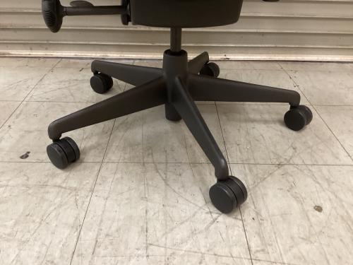 Herman Miller (ハーマンミラー)  ブラック ミラチェア 2009年 @ 1人掛け MR113AAM