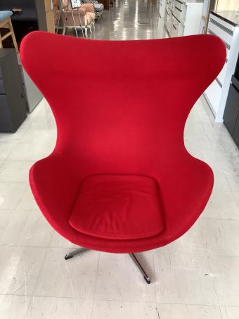 ラウンジチェアー レッド ファブリック EGG Chair デザイナー：Arne Jacobsen