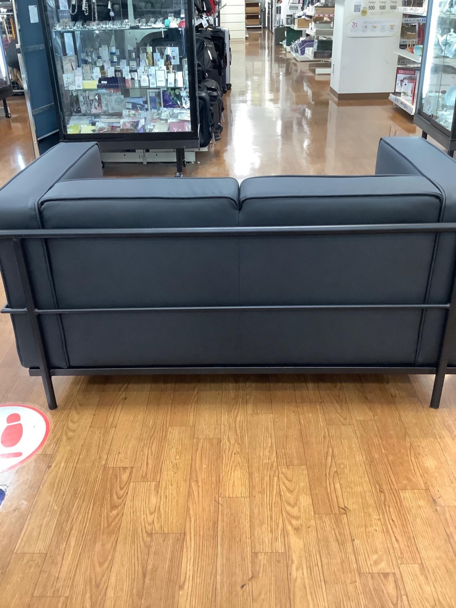 【美品】アーバン通商　2人掛けモダンソファ ブラック アーバン通商のブラック2人掛けソファのご紹介！【トレジャー