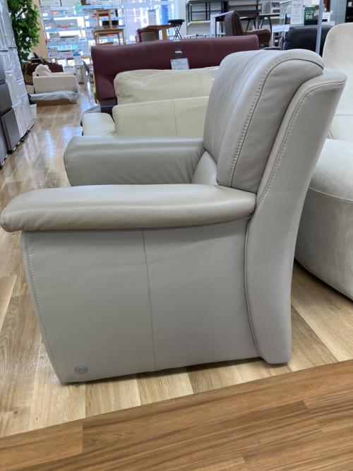 Himolla (ヒモラ) 1人掛けソファー アイボリー ベルク