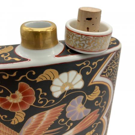 有田焼 (アリタヤキ) スキットル 黒外濃金海松鳳凰文 其泉作