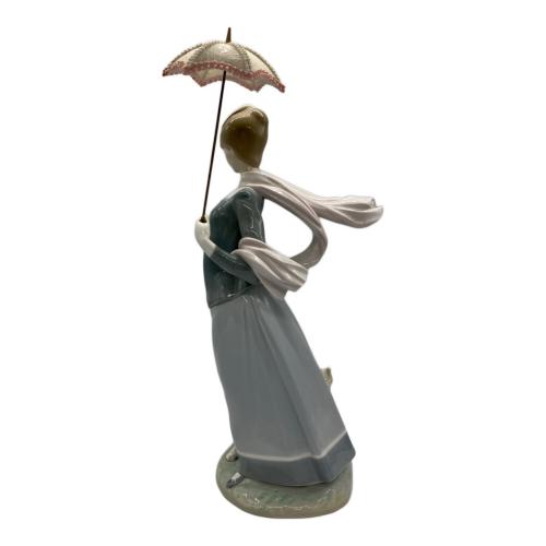 LLADRO(2級品） フィギュリン 刻印削れ（2級品）【ショールの貴婦人】ドッグリード欠損・傘破損・ひび割れ