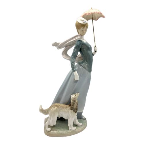 LLADRO(2級品） フィギュリン 刻印削れ（2級品）【ショールの貴婦人】ドッグリード欠損・傘破損・ひび割れ