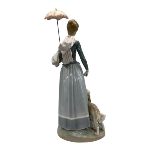 LLADRO(2級品） フィギュリン 刻印削れ（2級品）【ショールの貴婦人】ドッグリード欠損・傘破損・ひび割れ