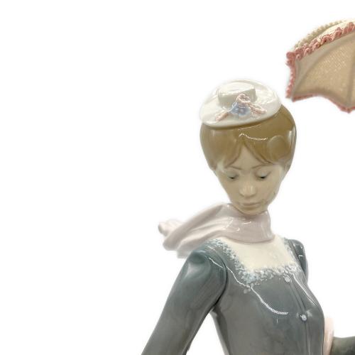 LLADRO(2級品） フィギュリン 刻印削れ（2級品）【ショールの貴婦人】ドッグリード欠損・傘破損・ひび割れ