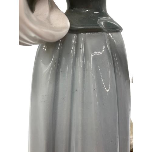 LLADRO(2級品） フィギュリン 刻印削れ（2級品）【ショールの貴婦人】ドッグリード欠損・傘破損・ひび割れ