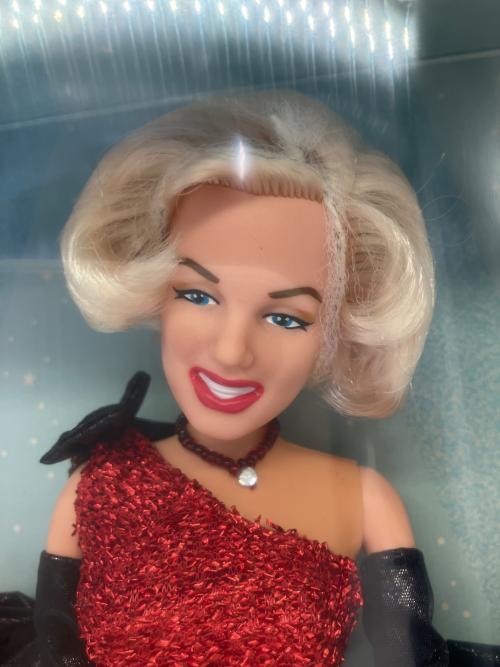 Barbie (バービー) スパークル―・スパースター・マリリンモンロー ドール 赤ドレス