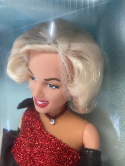 Barbie (バービー) スパークル―・スパースター・マリリンモンロー ドール 赤ドレス
