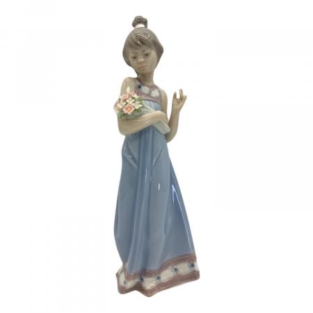 Lladro リヤドロ ♯8218 「母の抱擁」 フィギュリン 母の抱擁 | リヤドロ公式オンライン