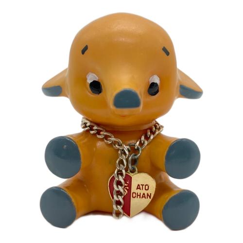 サトちゃん (サトチャン) レトロホビー ソフビ おすわり メダル付 シミ・ヨゴレ有