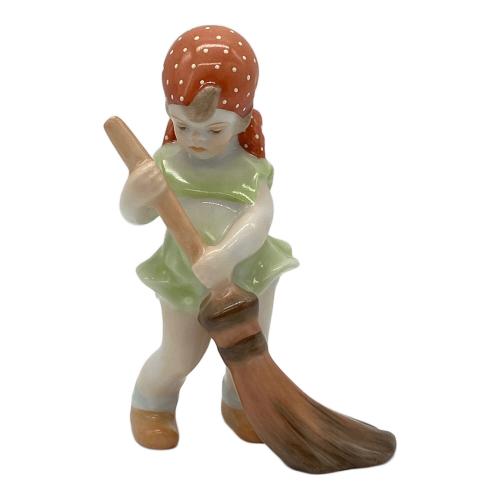 Herend (ヘレンド) フィギュリン 女の子 掃き掃除