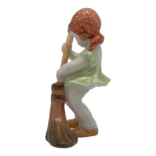 Herend (ヘレンド) フィギュリン 女の子 掃き掃除