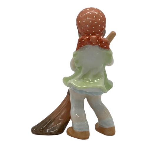 Herend (ヘレンド) フィギュリン 女の子 掃き掃除