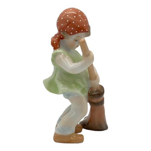 Herend (ヘレンド) フィギュリン 女の子 掃き掃除