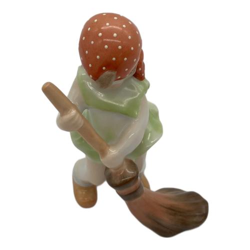 Herend (ヘレンド) フィギュリン 女の子 掃き掃除