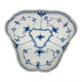ROYAL COPENHAGEN (ロイヤル・コペンハーゲン) トライアングルプレート ブルーフルーテッド・ハーフレース