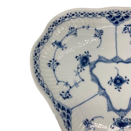 ROYAL COPENHAGEN (ロイヤル・コペンハーゲン) トライアングルプレート ブルーフルーテッド・ハーフレース