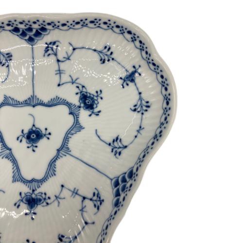 ROYAL COPENHAGEN (ロイヤル・コペンハーゲン) トライアングルプレート ブルーフルーテッド・ハーフレース