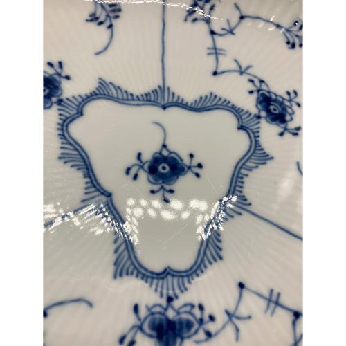 ROYAL COPENHAGEN (ロイヤル・コペンハーゲン) トライアングルプレート ブルーフルーテッド・ハーフレース