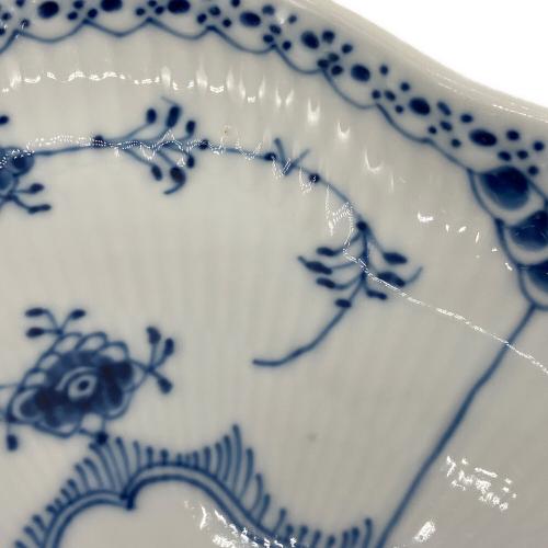 ROYAL COPENHAGEN (ロイヤル・コペンハーゲン) トライアングルプレート ブルーフルーテッド・ハーフレース