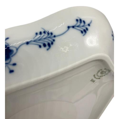 ROYAL COPENHAGEN (ロイヤル・コペンハーゲン) トライアングルプレート ブルーフルーテッド・ハーフレース