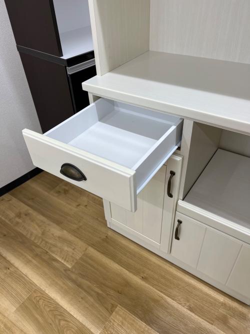 取付無料！ニトリ ミランダ アンティーク調アイボリーキッチンボード 食器棚✨ 取付無料！ニトリ ミランダ アンティーク調アイボリーキッチン