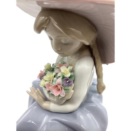 LLADRO (リヤドロ) フィギュリン 01005862 花の香りにつつまれて