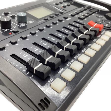 ZOOM (ズーム) マルチトラックレコーダー R8｜トレファクONLINE