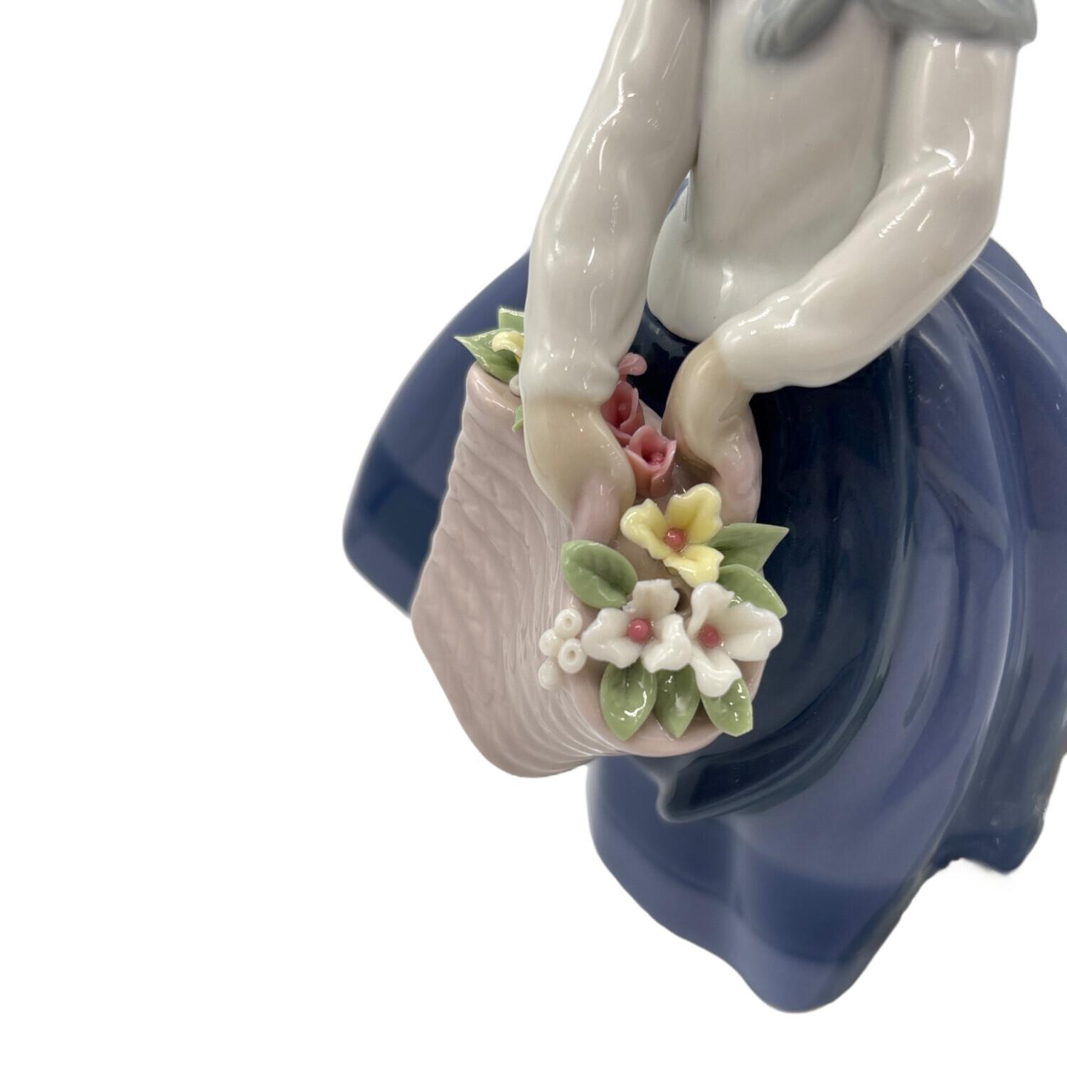 【レガストック川崎本店】リヤドロ(Lladro) フィギュリン 花だんの中で（若草色の少女）5008 LLADRO(リヤドロ) フィギュリン 花の香りにつつまれてが入荷いたしまし