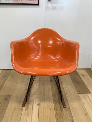 Herman Miller (ハーマンミラー) アームシェルチェア イームズプラスチックシェルアームチェア - ロッカーベース @ オレンジ ロッカーベース
