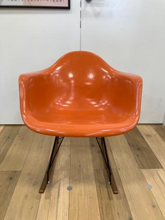 Herman Miller (ハーマンミラー) アームシェルチェア イームズプラスチックシェルアームチェア - ロッカーベース @ オレンジ ロッカーベース