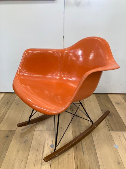 Herman Miller (ハーマンミラー) アームシェルチェア イームズプラスチックシェルアームチェア - ロッカーベース @ オレンジ ロッカーベース