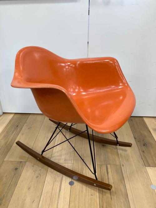 Herman Miller (ハーマンミラー) アームシェルチェア イームズプラスチックシェルアームチェア - ロッカーベース @ オレンジ ロッカーベース
