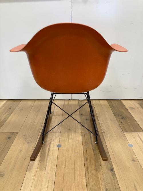 Herman Miller (ハーマンミラー) アームシェルチェア イームズプラスチックシェルアームチェア - ロッカーベース @ オレンジ ロッカーベース