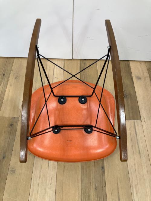 Herman Miller (ハーマンミラー) アームシェルチェア イームズプラスチックシェルアームチェア - ロッカーベース @ オレンジ ロッカーベース