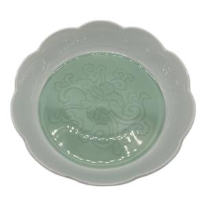 井上萬二 (イノウエマンジ) 七寸菓子鉢 青白磁牡丹彫文