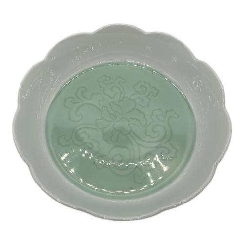 井上萬二 (イノウエマンジ) 七寸菓子鉢 青白磁牡丹彫文