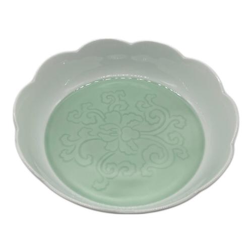 井上萬二 (イノウエマンジ) 七寸菓子鉢 青白磁牡丹彫文