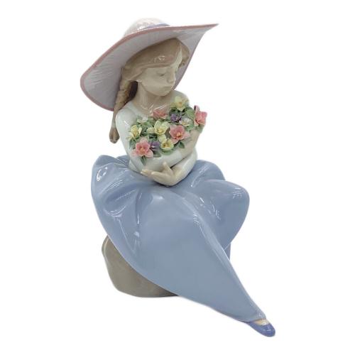 LLADRO (リヤドロ) フィギュリン 花の香りにつつまれて