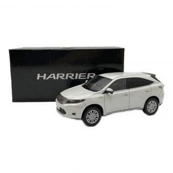 TOYOTA (トヨタ) 1/30 トヨタ カラーサンプル ハリアー 60系前期 ホワイトパールCS モデルカー ハガレ有