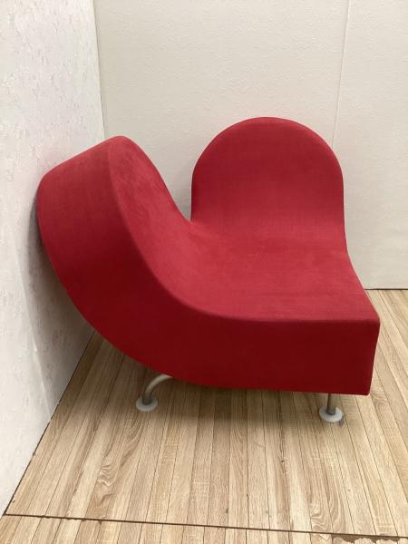 IDEE(イデー)のJOLY COEUR(ジョリーケー)ハート型シングルソファです。チャーミングでユニークなフォルムの存在感が際立つ1人掛けソファ。長時間座っていても疲れにくい快適な座り心地です♪DJ130 IDEE(イデー)のJOLY COEUR(ジョリーケー)ハート型シングルソファです