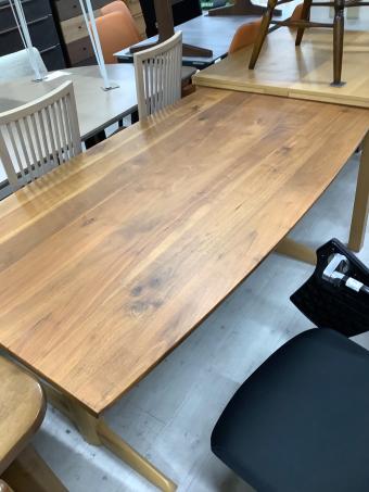 ibata (イバタインテリア) ダイニングテーブル 帆立脚 ウォールナット×レッドオーク サイン