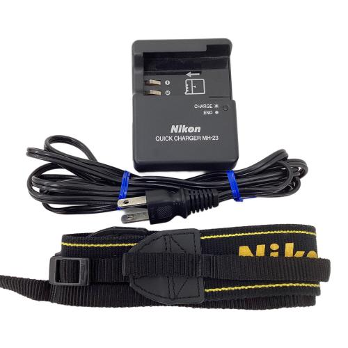 Nikon (ニコン) デジタル一眼レフカメラ D40 624万画素(総画素) APS-C SDHCカード対応 標準：ISO200～1600 2179639