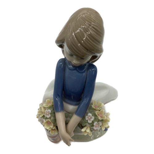 LLADRO (リヤドロ) フィギュリン 2つの花を抱える少女