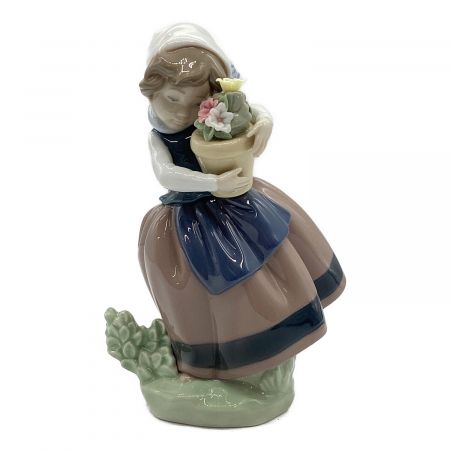 LLADRO (リヤドロ) フィギュリン 花を抱える帽子の少女