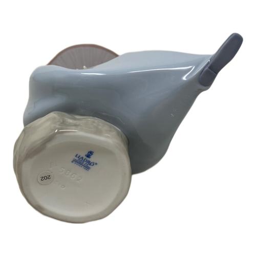 LLADRO (リヤドロ) 置物 花の香りにつつまれて